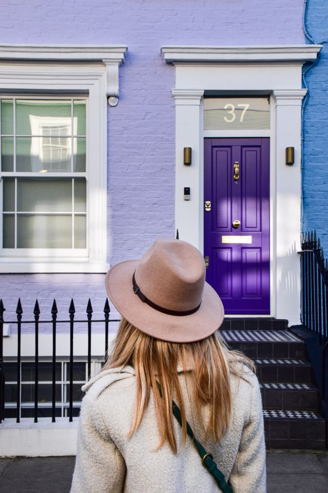 A tourist outside a London townhouse